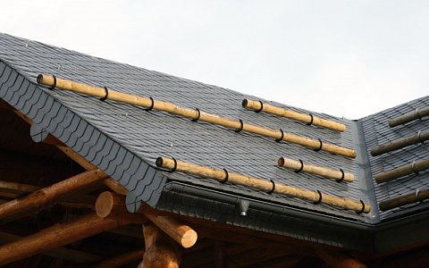 Ukázka protisněhové kulatiny na střeše