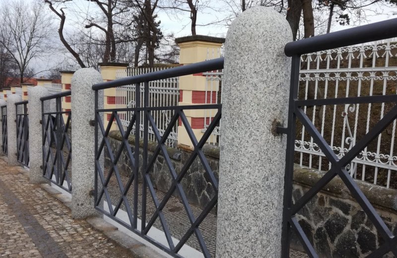 Žulové masivní plotové sloupy