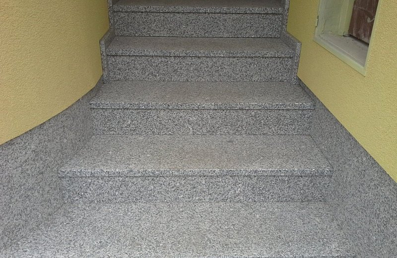 žulový obklad schodů - RD Přerov