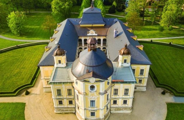 Zámek Kravaře - dodávka nové střešní krytiny z přírodní břidlice.