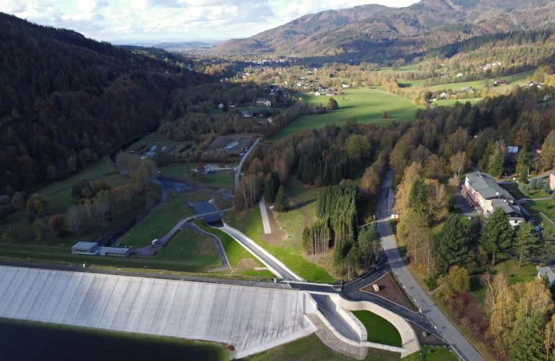 přelivná hrana přehrady - pískovec