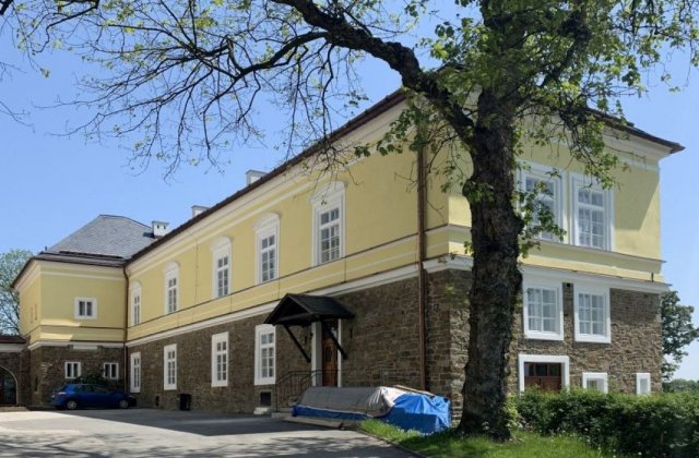 Zámek Dolní Benešov - dodávka nové střešní krytiny z přírodní břidlice.