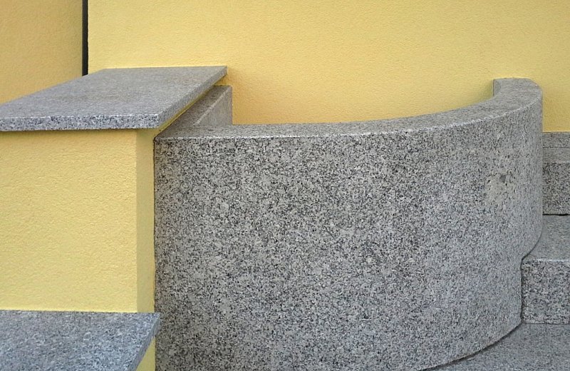 žulový květináč součástí schodů - RD Opava