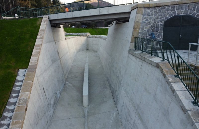 přelivná hrana přehrady - pískovec