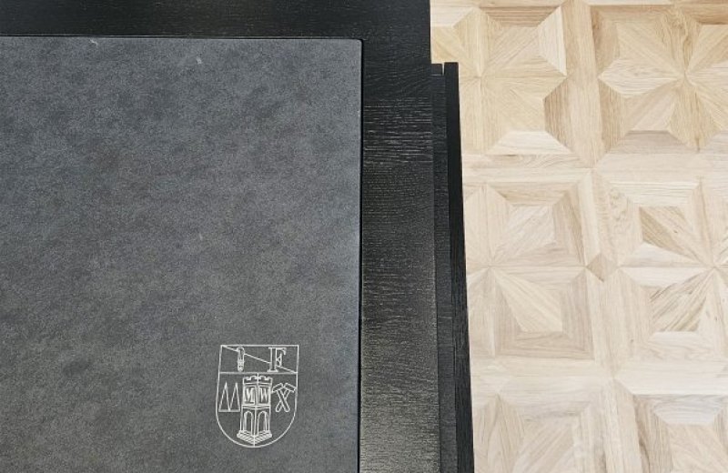 Břidlicová deska s gravírováním loga - MÚ Budišov nad Budišovkou, Ing. arch. Lukáš Darda