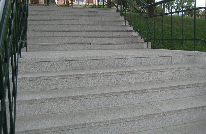žulový obklad schodů - Hať
